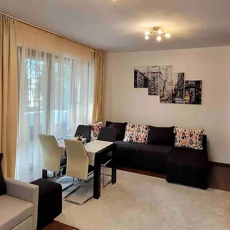 Apartment Cosy Flat With Large Balcony